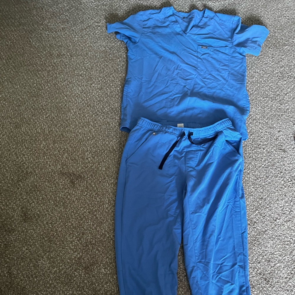 Figs Chisec Three-Pocket Scrub Top & Tansen Jogger Scrub Pants
